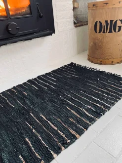 VIAMAJA Gulvtæppe i flettet skind – Sort effekt strib 60x90cm Online