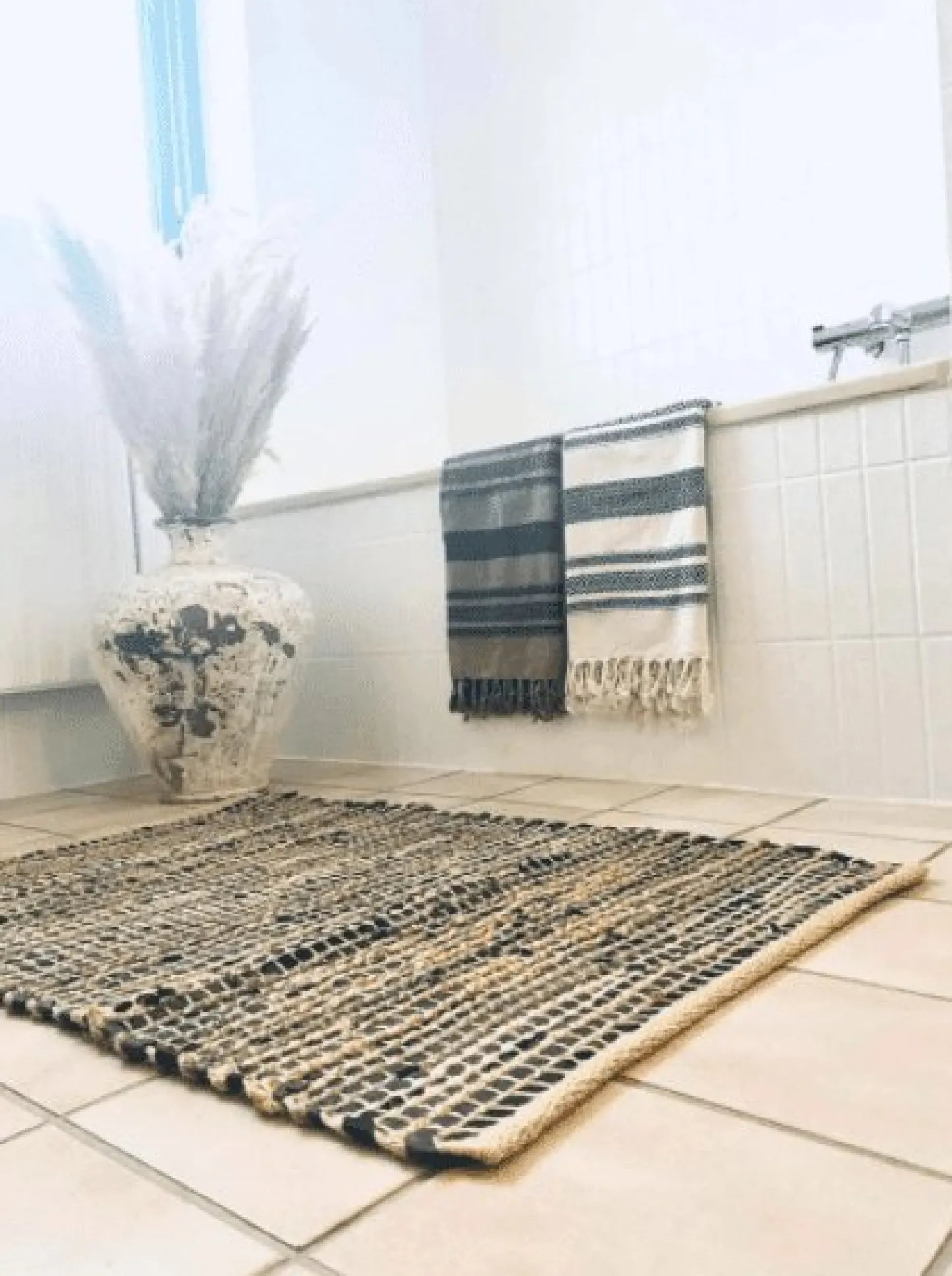 VIAMAJA Gulvtæppe i skind og jute / bademåtte – 60x90cm Sale