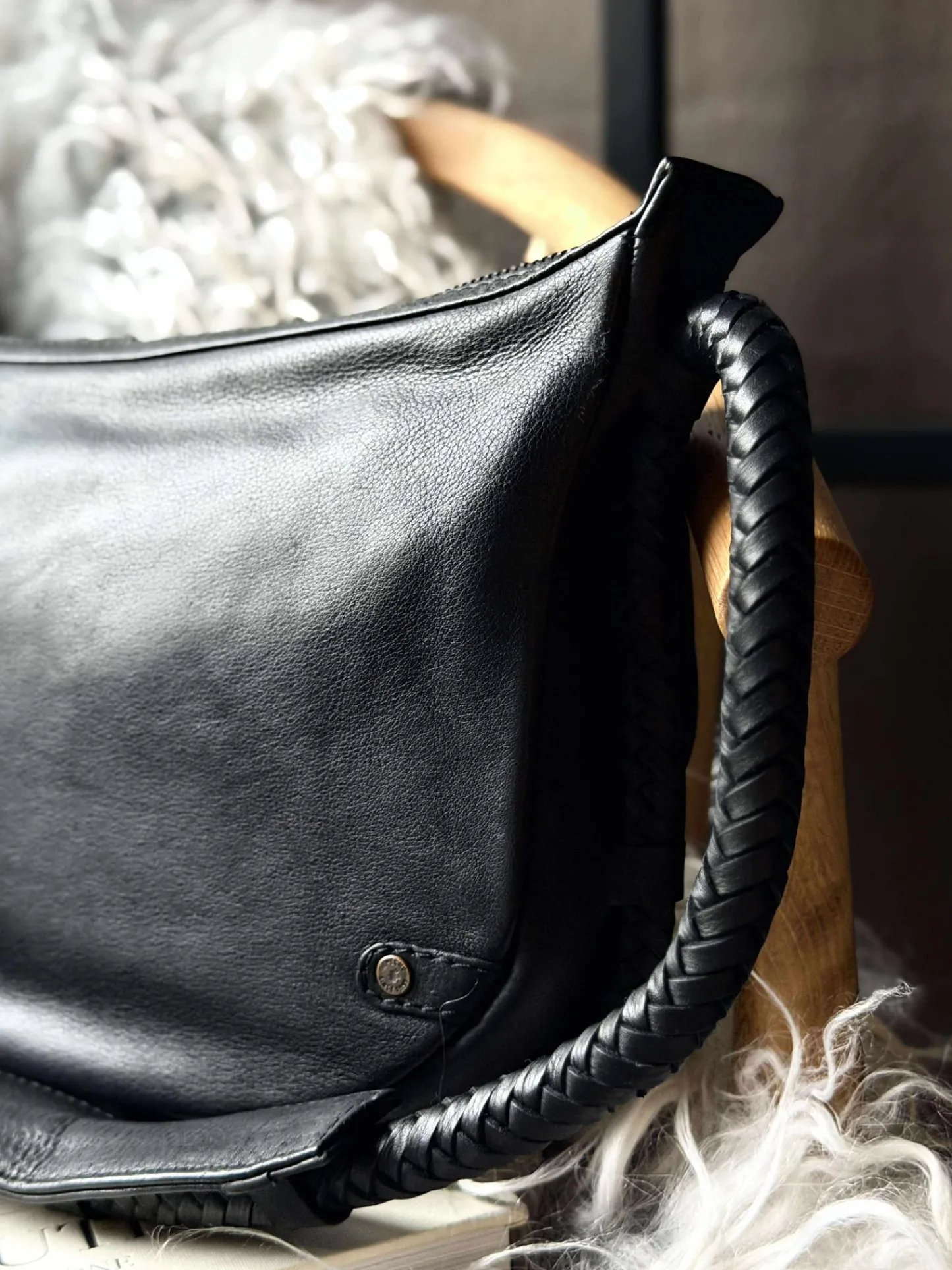 VIAMAJA Håndtaske med smuk fletrem - Black