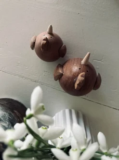 VIAMAJA Høne 7cm – Sabeltræ lille Sale