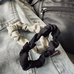 VIAMAJA Hårelastikker Scrunchie Black / Grey - 2 stk Outlet