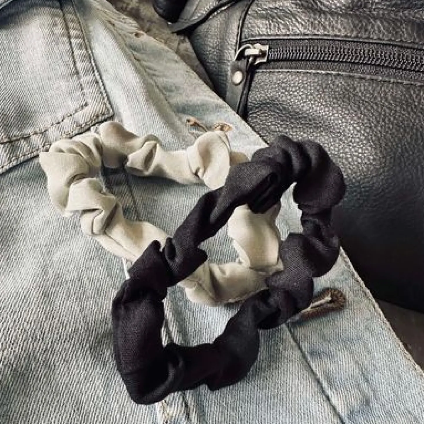 VIAMAJA Hårelastikker Scrunchie Black / Grey - 2 stk Outlet
