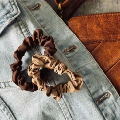 VIAMAJA Hårelastikker Scrunchie Brown - 2 stk Sale