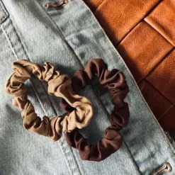 VIAMAJA Hårelastikker Scrunchie Brown - 2 stk Sale