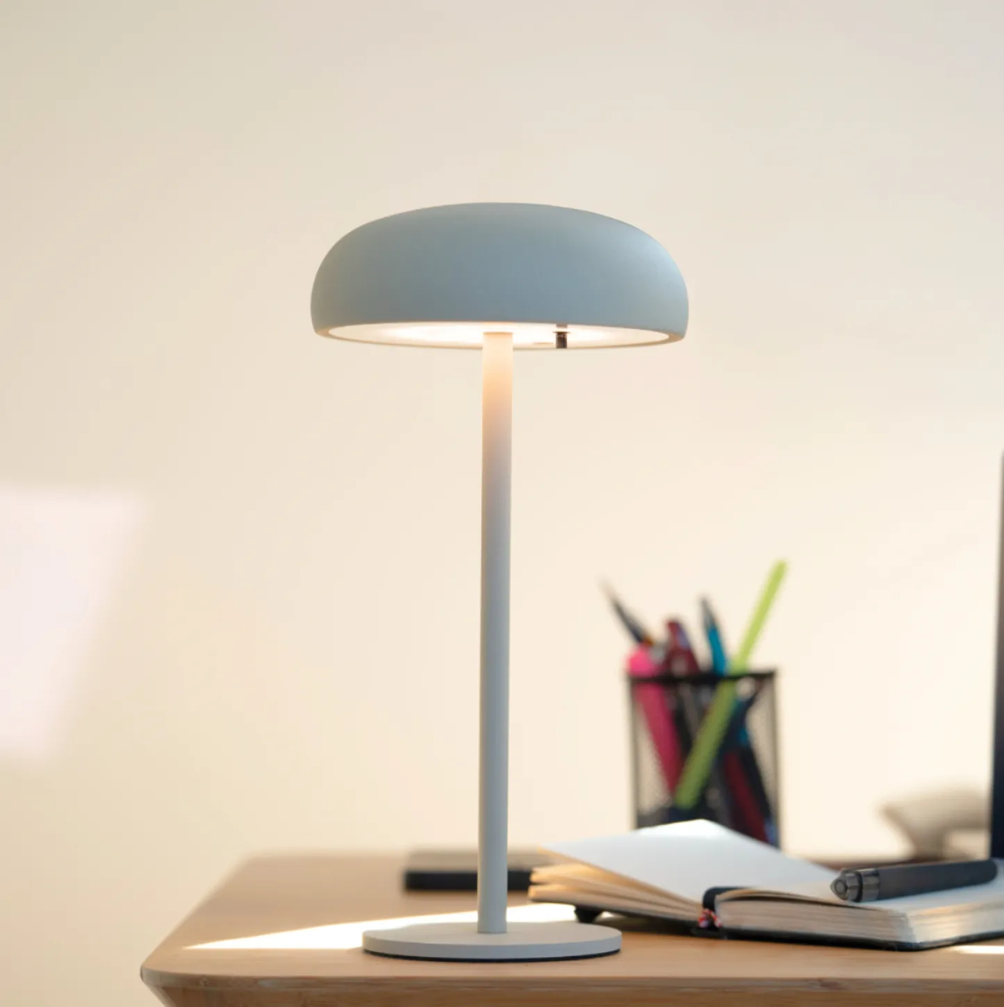VIAMAJA Isolde LED touch bordlampe. Sort/Beige Hot