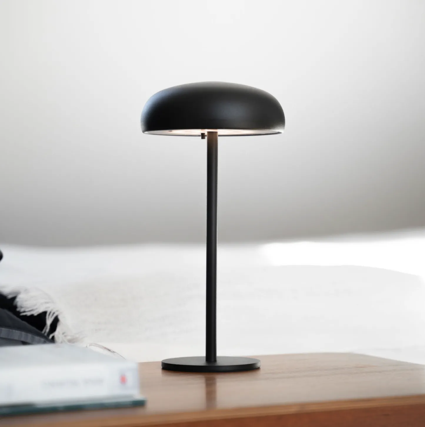 VIAMAJA Isolde LED touch bordlampe. Sort/Beige Hot