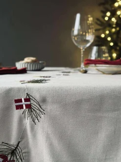 VIAMAJA Juledug 140 x 240 - Dansk jul med flag og julehjerter