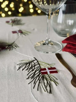 VIAMAJA Juledug 140 x 240 - Dansk jul med flag og julehjerter