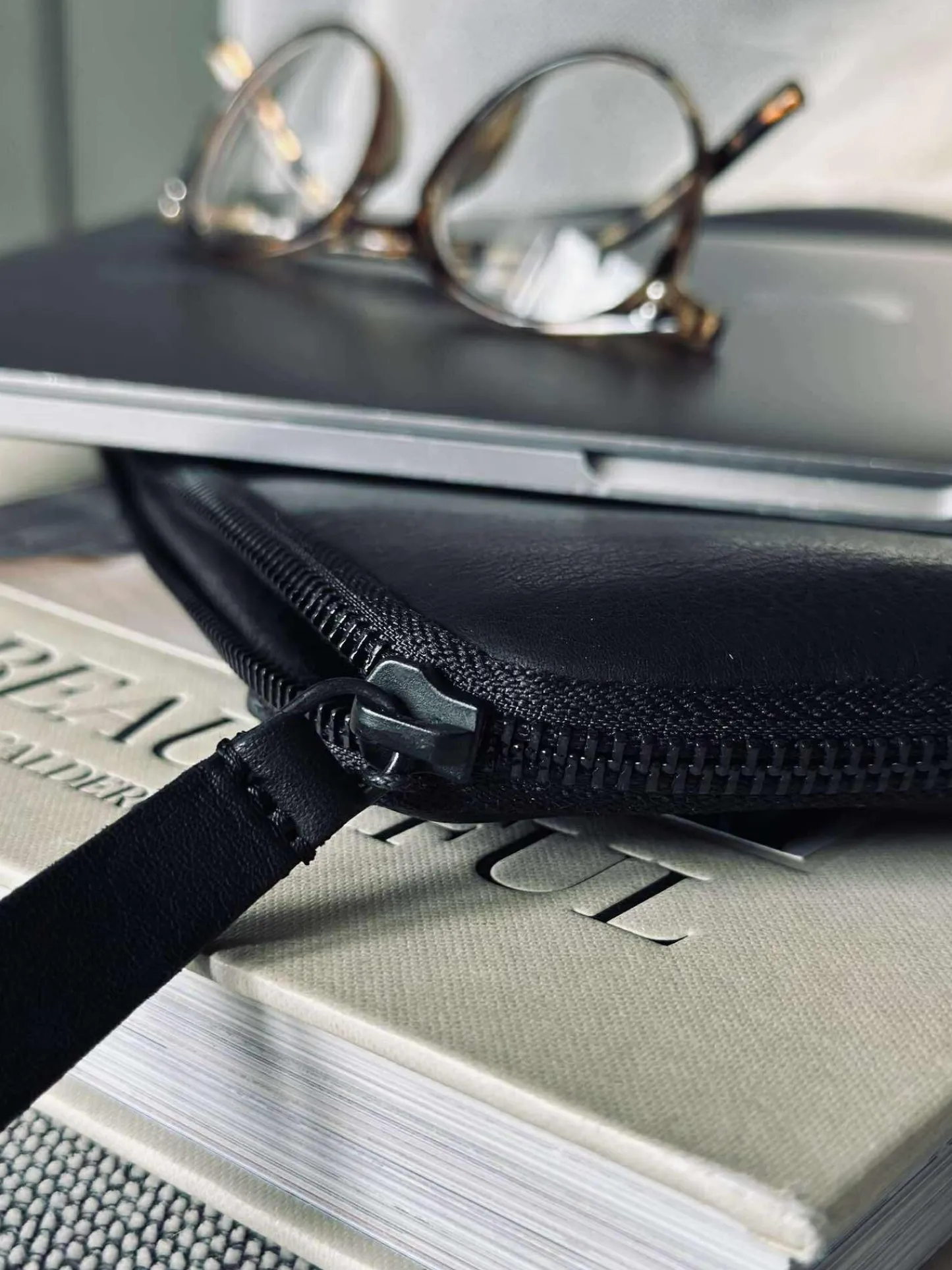 VIAMAJA Laptop sleeve - Black / black Clearance