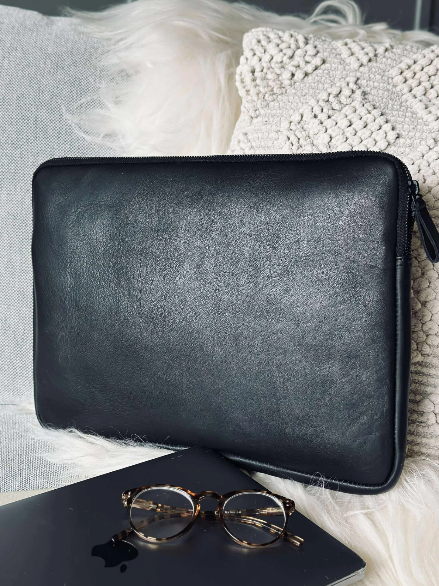VIAMAJA Laptop sleeve - Black / black Clearance