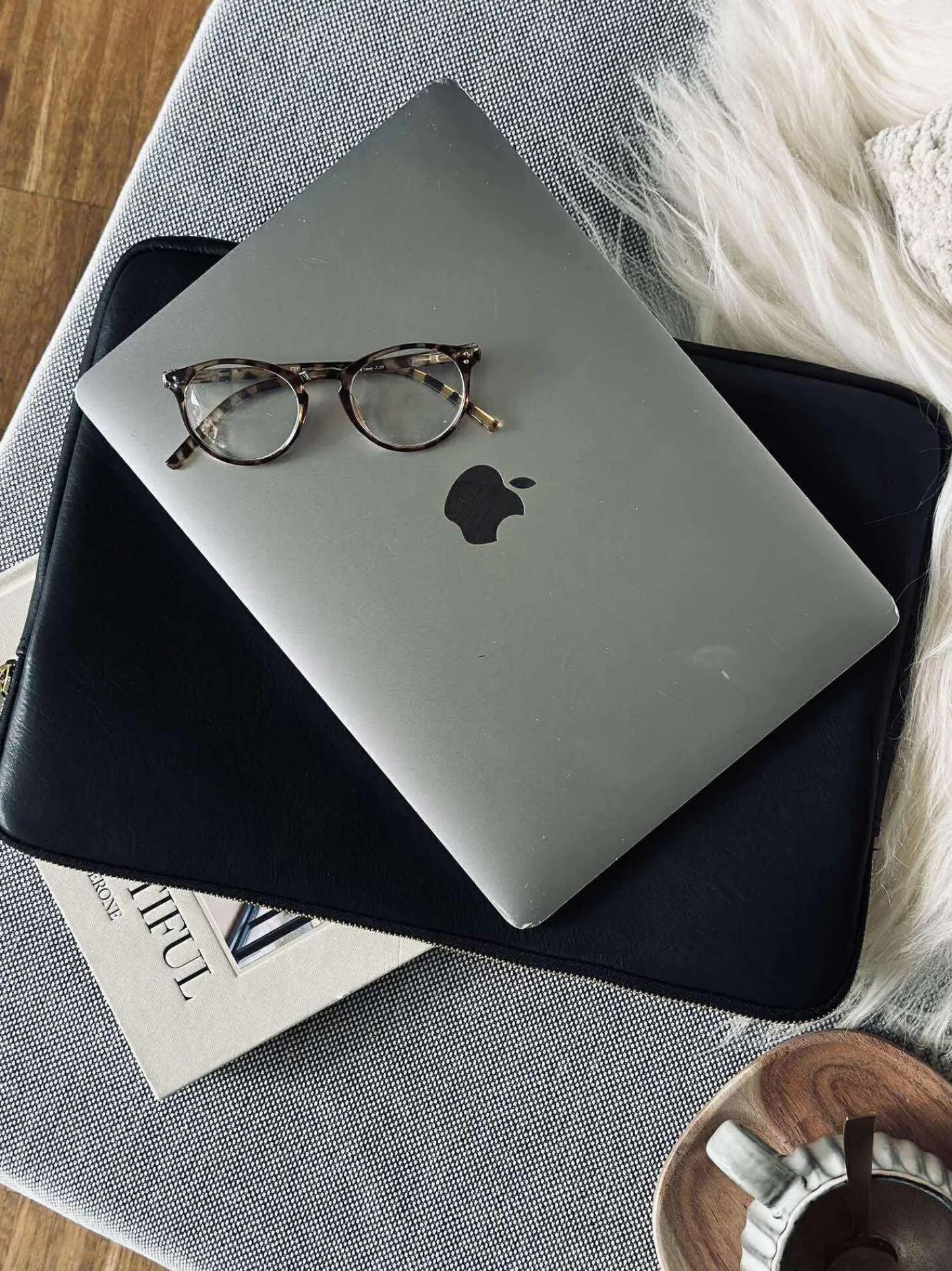 VIAMAJA Laptop sleeve - Black / Gold Clearance