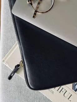 VIAMAJA Laptop sleeve - Black / Gold Clearance