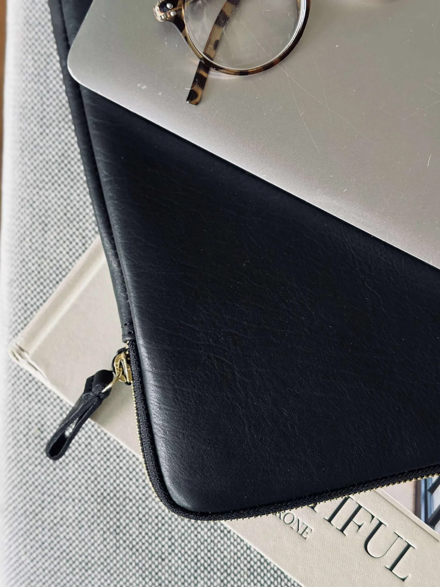 VIAMAJA Laptop sleeve - Black / Gold Clearance