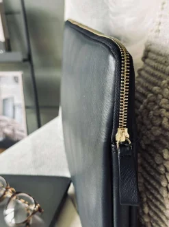 VIAMAJA Laptop sleeve - Black / Gold Clearance