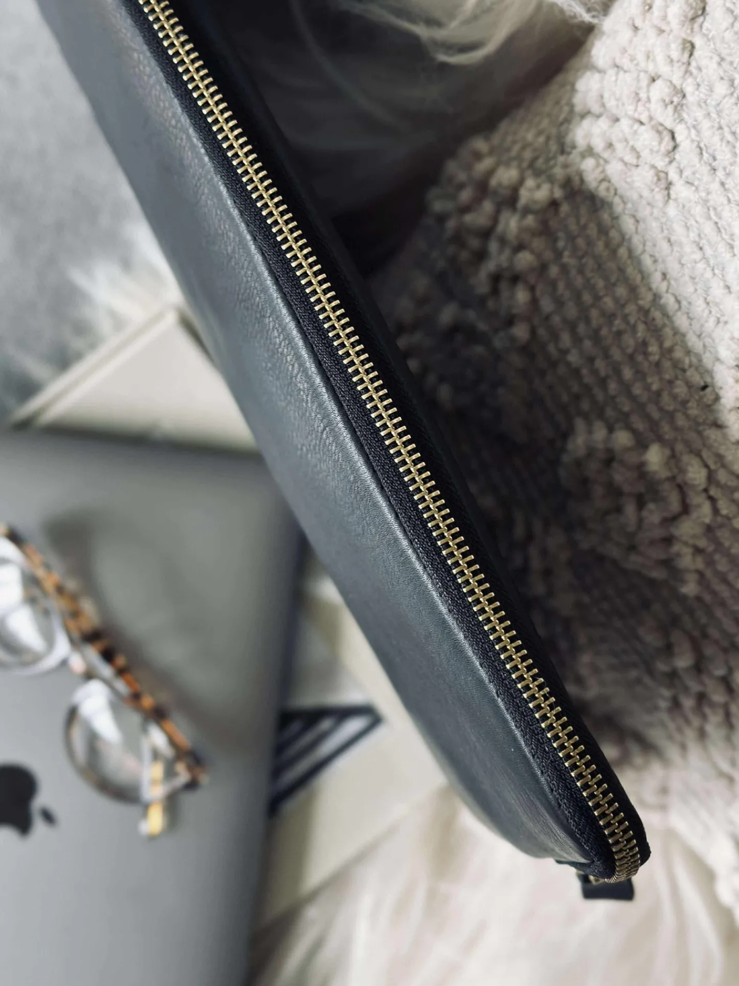 VIAMAJA Laptop sleeve - Black / Gold Clearance