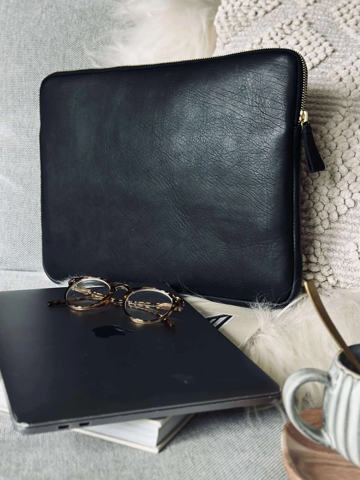VIAMAJA Laptop sleeve - Black / Gold Clearance