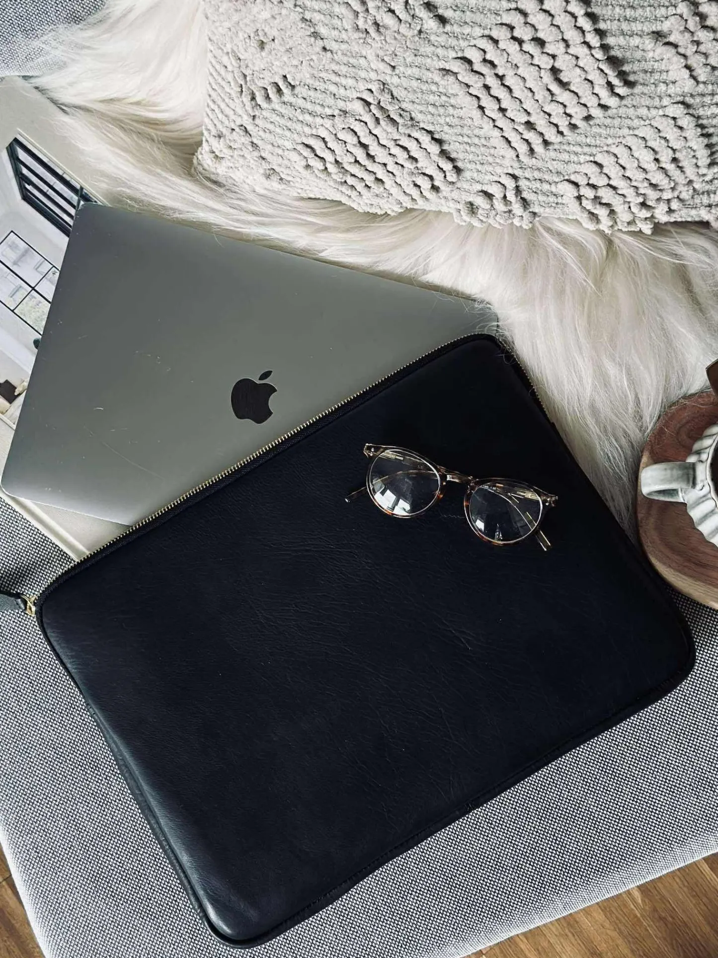 VIAMAJA Laptop sleeve - Black / Gold Clearance