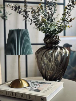 VIAMAJA LED bordlampe Large Plisse´ - genopladelig New