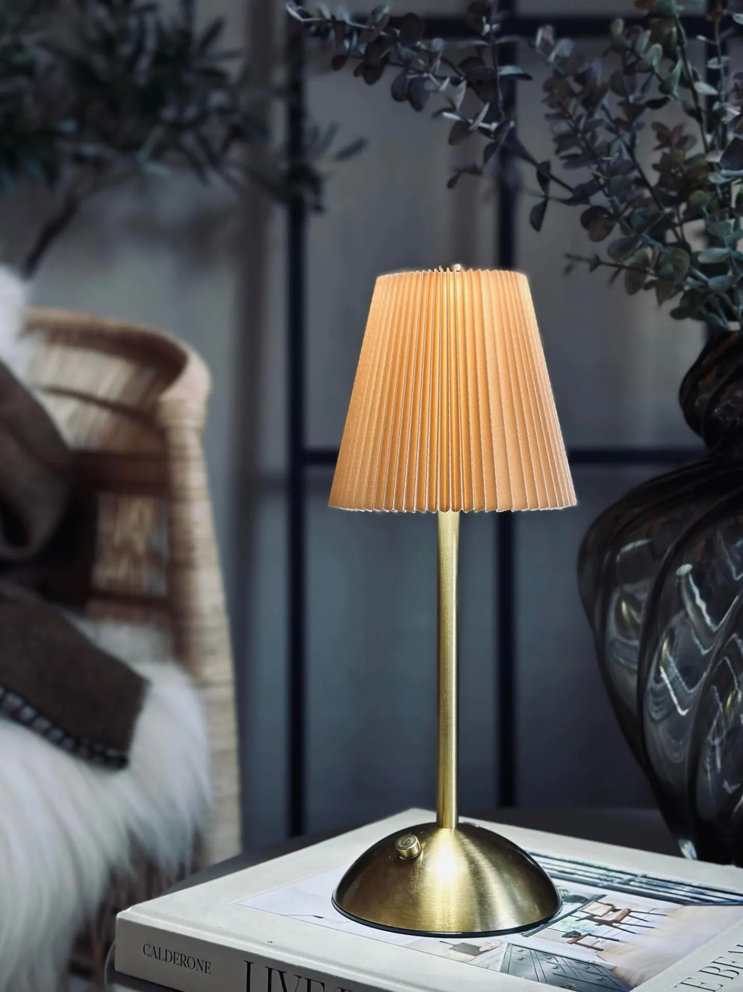 VIAMAJA LED bordlampe Plisse´ beige - genopladelig New