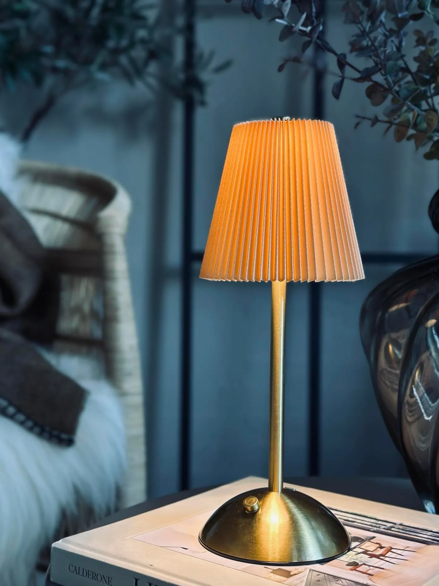 VIAMAJA LED bordlampe Plisse´ beige - genopladelig New