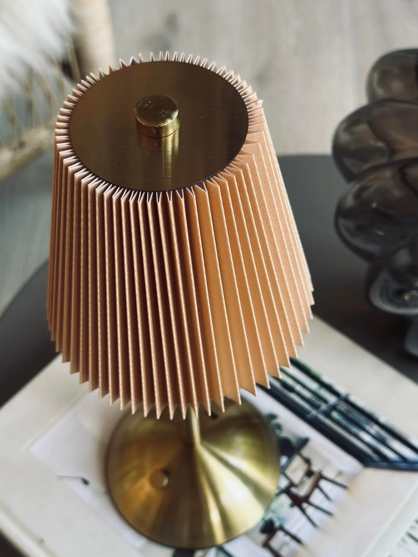 VIAMAJA LED bordlampe Plisse´ beige - genopladelig New