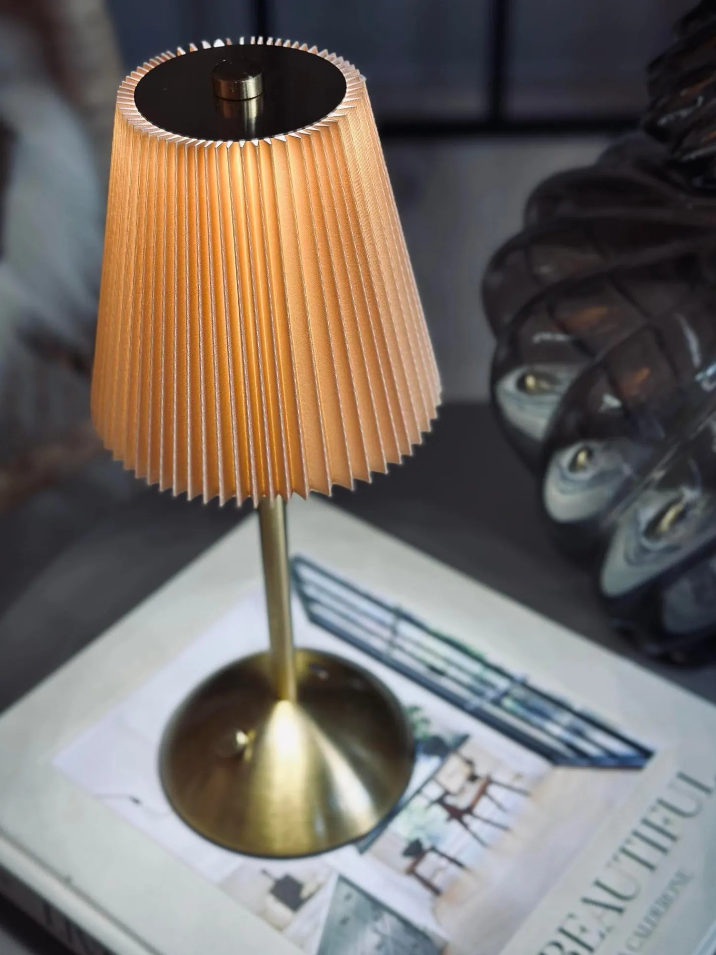VIAMAJA LED bordlampe Plisse´ beige - genopladelig New