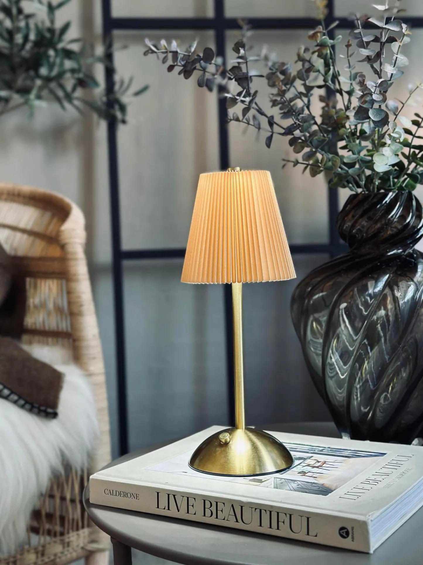VIAMAJA LED bordlampe Plisse´ beige - genopladelig New