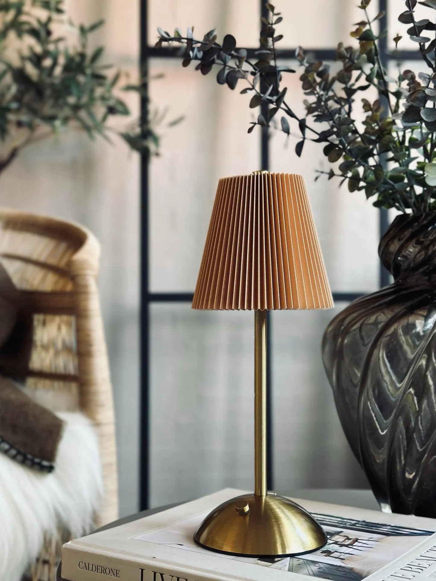 VIAMAJA LED bordlampe Plisse´ beige - genopladelig New