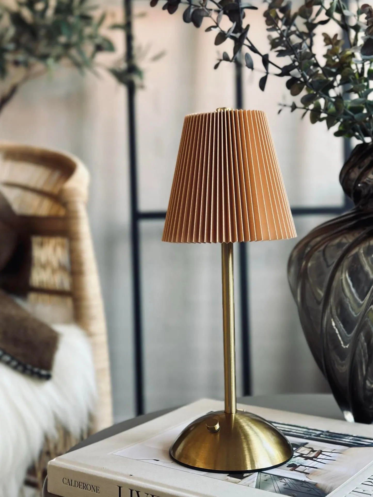 VIAMAJA LED bordlampe Plisse´ beige - genopladelig New