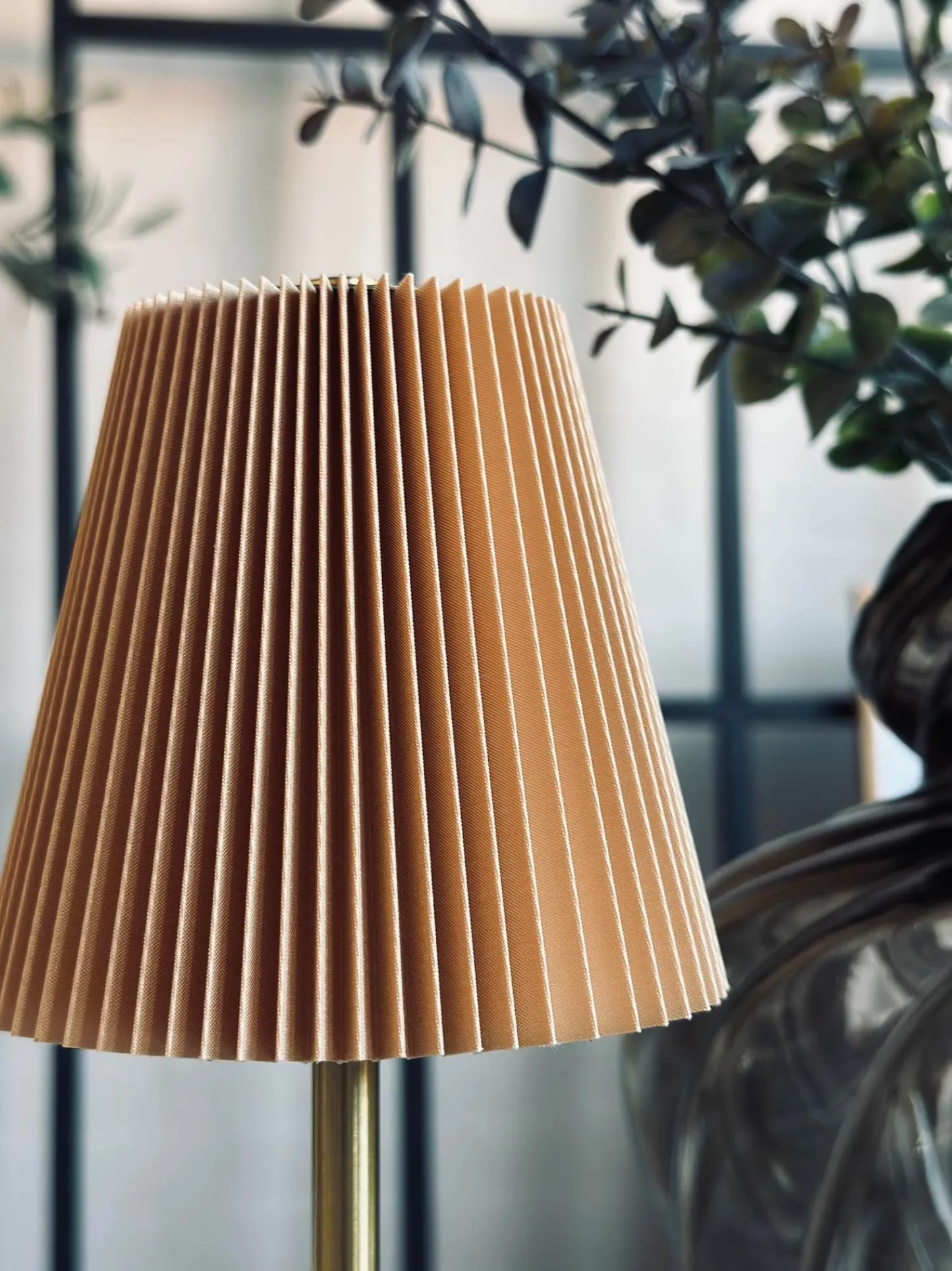 VIAMAJA LED bordlampe Plisse´ beige - genopladelig New