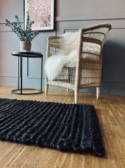 VIAMAJA Luksus måtte i black jute – 60x120cm