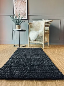 VIAMAJA Luksus måtte i black jute – 60x120cm