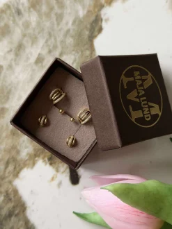 VIAMAJA Mix box med 6 øreringe - Monique 18k forgyldt Best