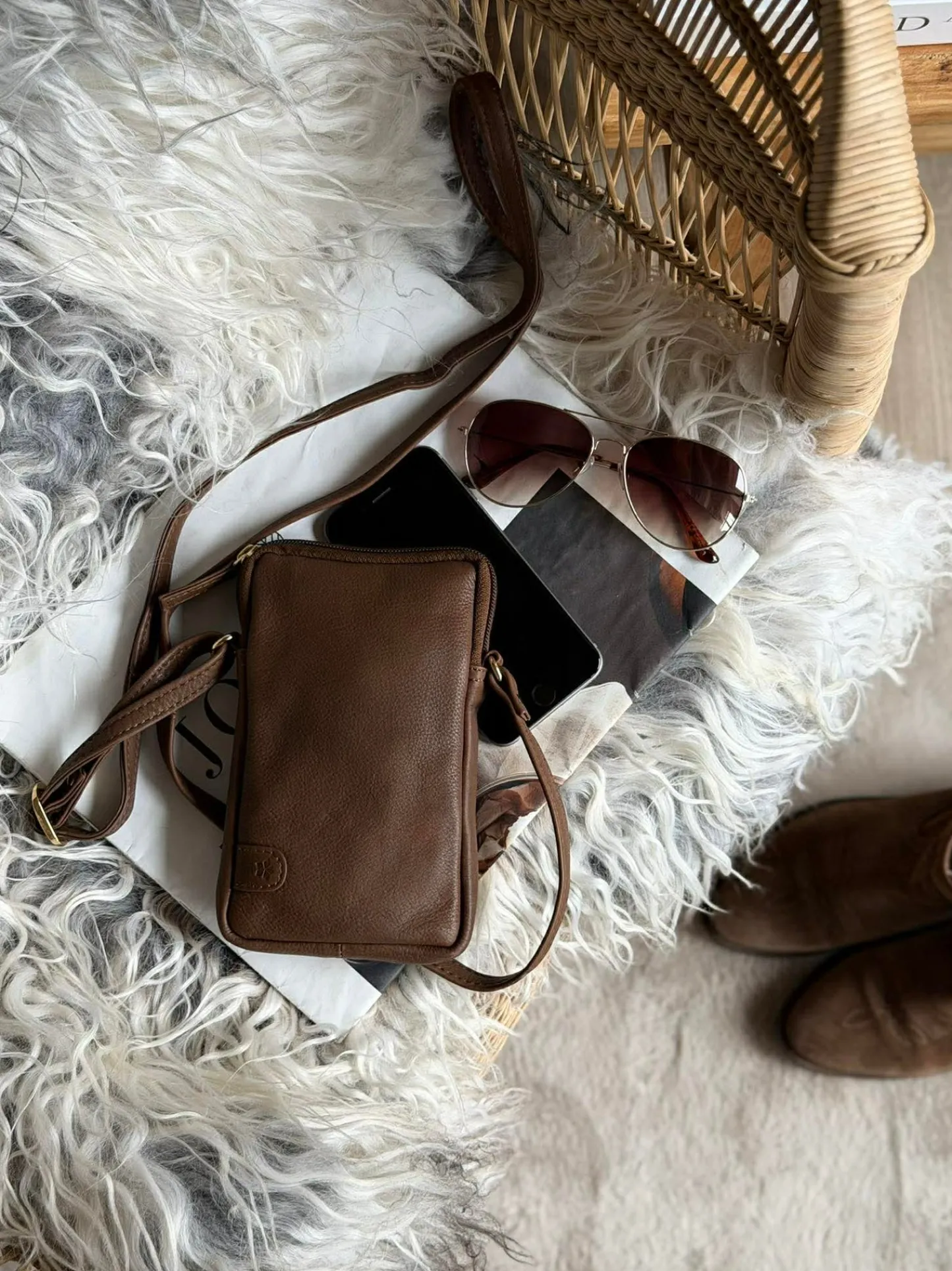 VIAMAJA Mobiltaske Misse - Coffee / gold Clearance