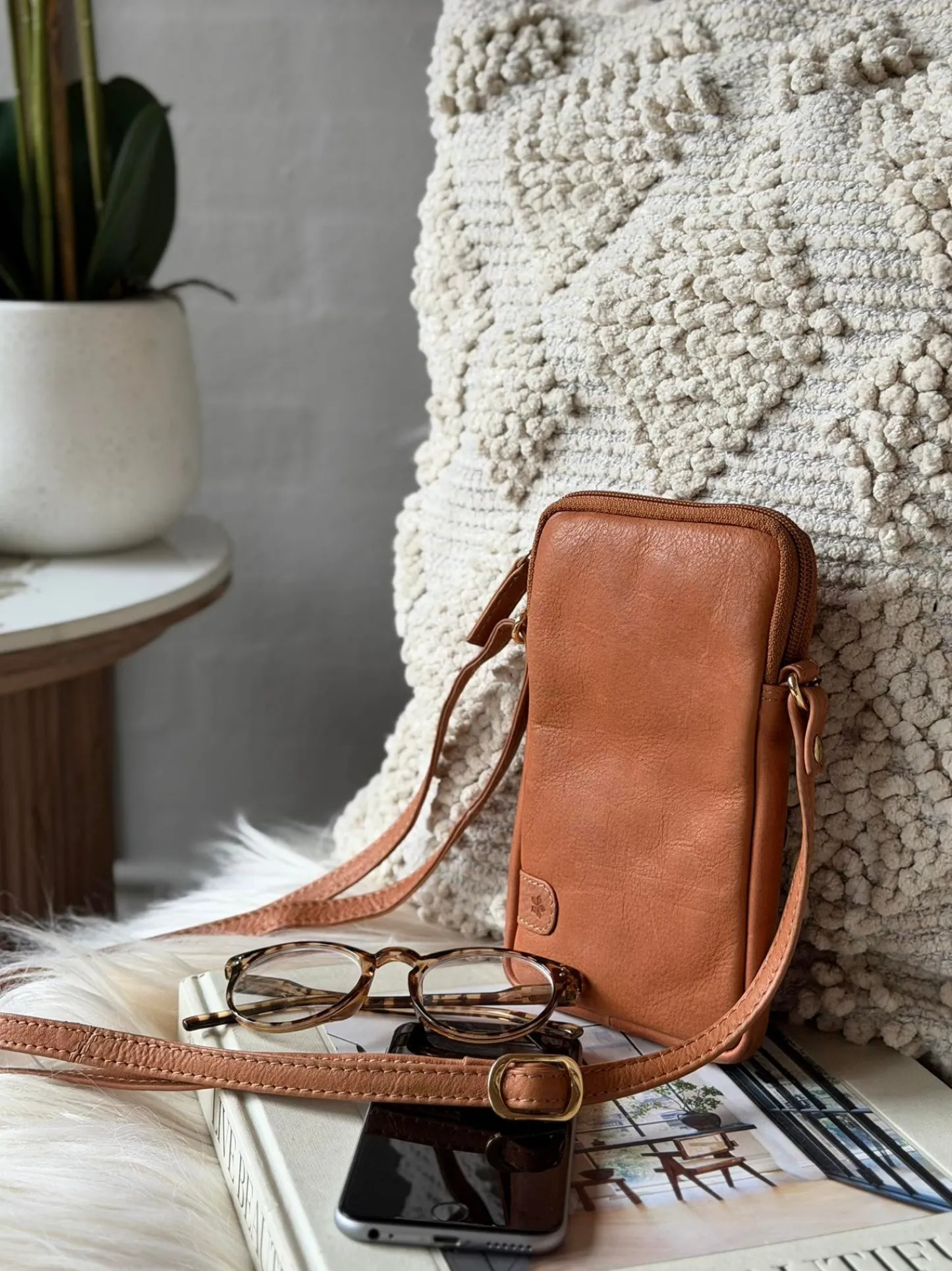 VIAMAJA Mobiltaske Misse - Cognac / gold