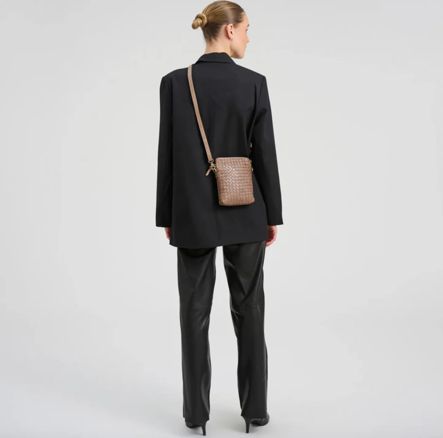 VIAMAJA Mobiltaske Sofya- Håndflettet Dark taupe Outlet