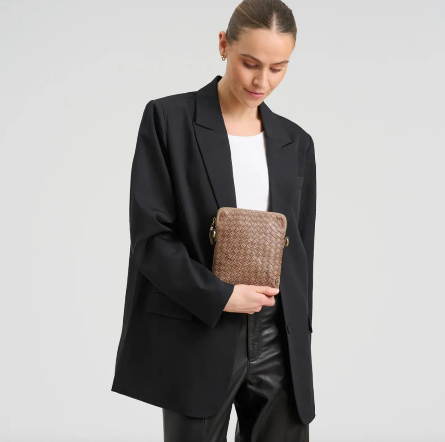 VIAMAJA Mobiltaske Sofya- Håndflettet Dark taupe Outlet