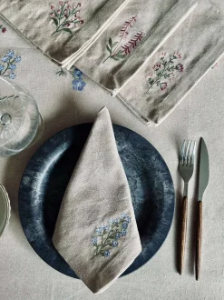VIAMAJA Mundservietter flower broderi - Pakke med 4 stk Sale