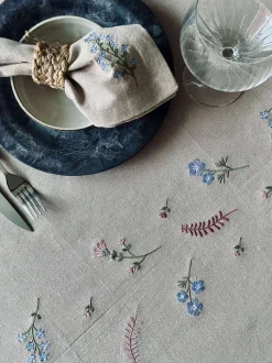 VIAMAJA Mundservietter flower broderi - Pakke med 4 stk Sale
