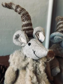 VIAMAJA Nissemus - Siddende dreng Best