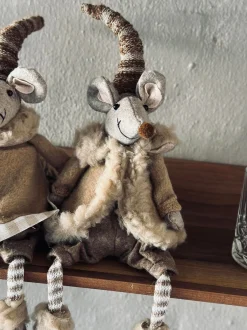 VIAMAJA Nissemus - Siddende dreng Best