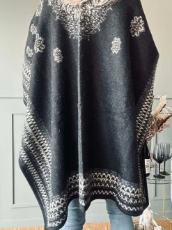 VIAMAJA Poncho Black boheme Hot