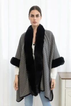 VIAMAJA Poncho med pelskant - Black