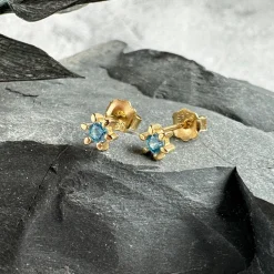 VIAMAJA Ørestikker GIA – Blue 18K forgyldt