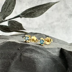 VIAMAJA Ørestikker GIA – Blue 18K forgyldt