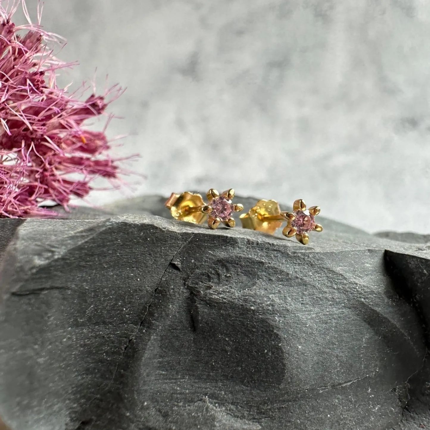 VIAMAJA Ørestikker GIA – Pink 18K forgyldt