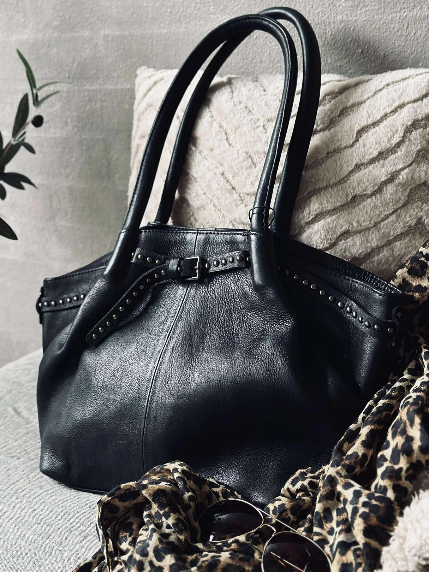 VIAMAJA Skuldertaske med nitter - Black Discount