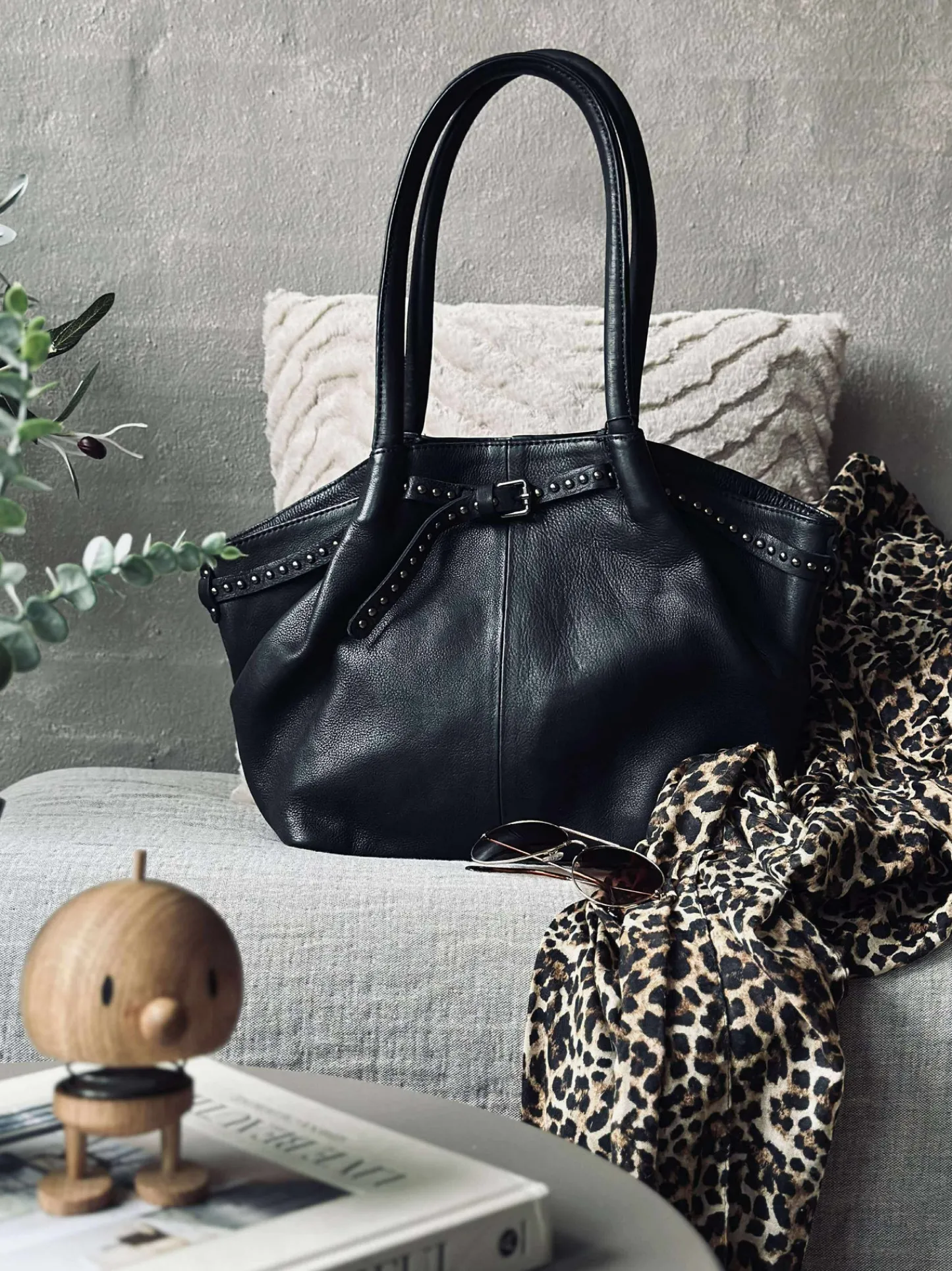 VIAMAJA Skuldertaske med nitter - Black Discount