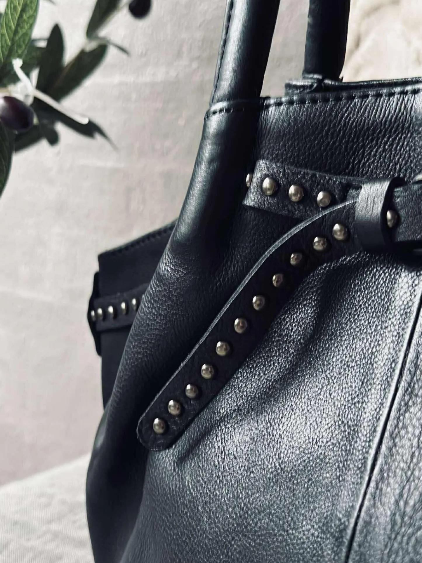 VIAMAJA Skuldertaske med nitter - Black Discount