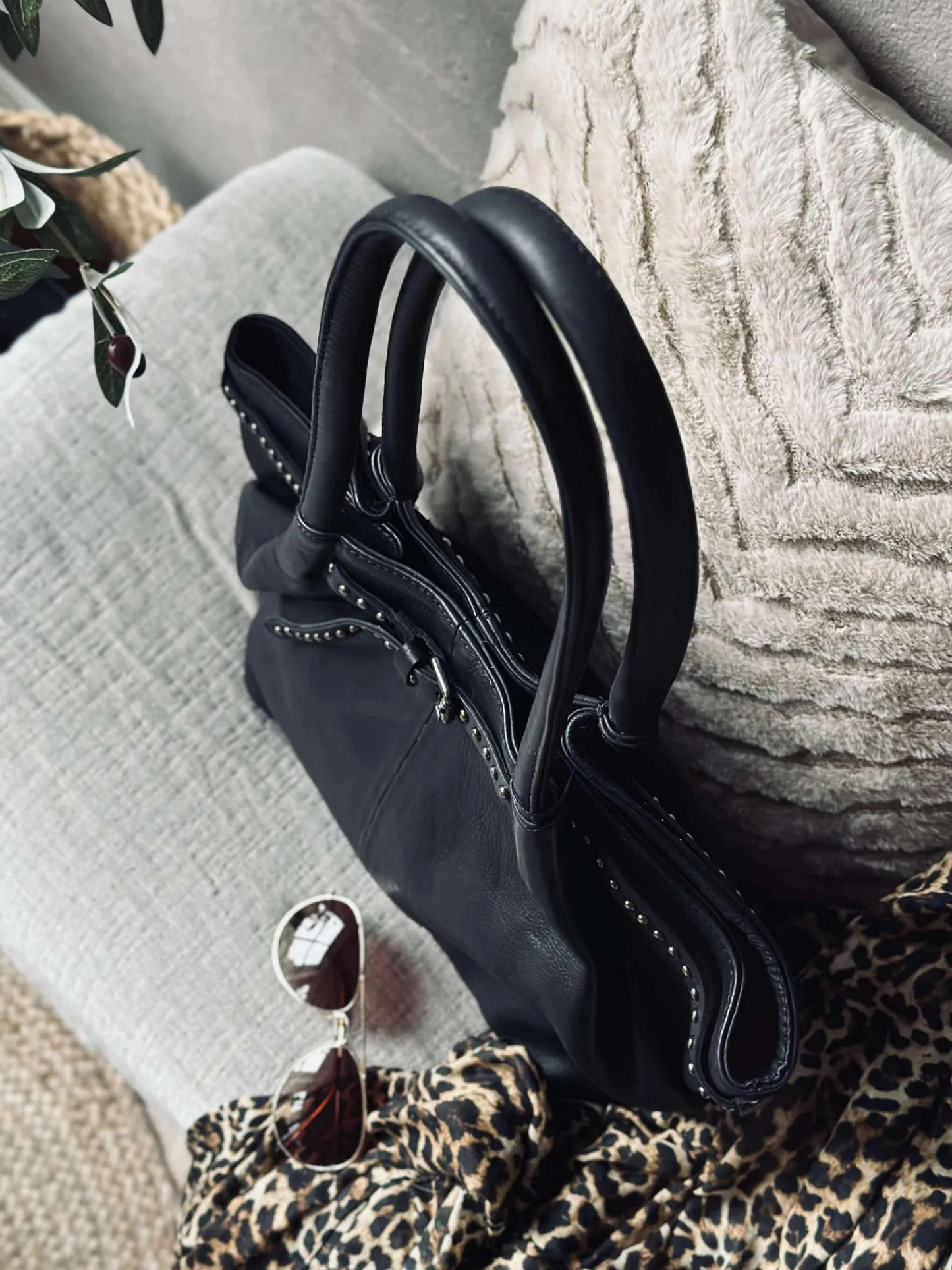 VIAMAJA Skuldertaske med nitter - Black Discount